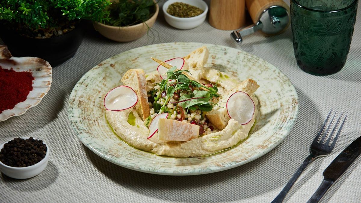 Humus cu salată tabbouleh și rodie